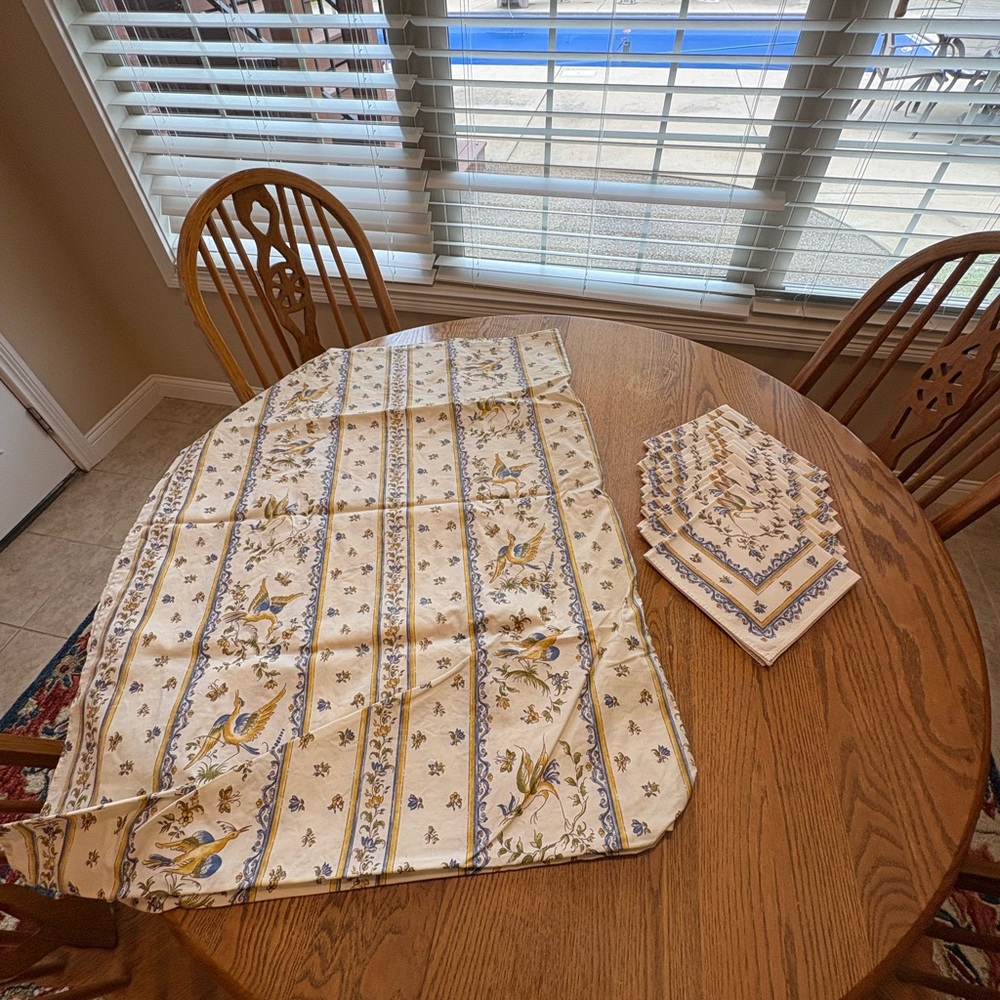 TISSUS TOSELLI  French Country Provencal Tablecloth and Amelie Michel Napkin Set
